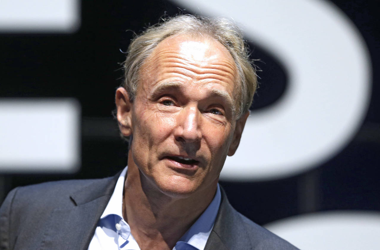 Forsker Tim Berners-Lee fant opp world wide web – verdensveven – i 1989. Nå 30 år etter advarer han folk mot å slippe kontrollen over sine egne personopplysninger på internett. Her er Bernes-Lee fotografert i 2015. Foto: Lionel Cironneau/ AP/ NTB scanpix