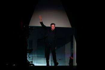 Tesla-sjef Elon Musk på vei inn på scenen der han torsdag viste fram Model Y. Foto: AP / NTB scanpix