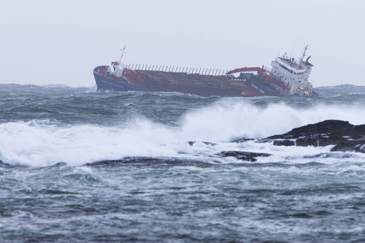 Hagland Captain lå søndag morgen i anker etter at det fikk problemer under stormen ved Hustadvika i Møre og Romsdal lørdag kveld. Foto: Svein Ove Ekornesvåg / NTB scanpix