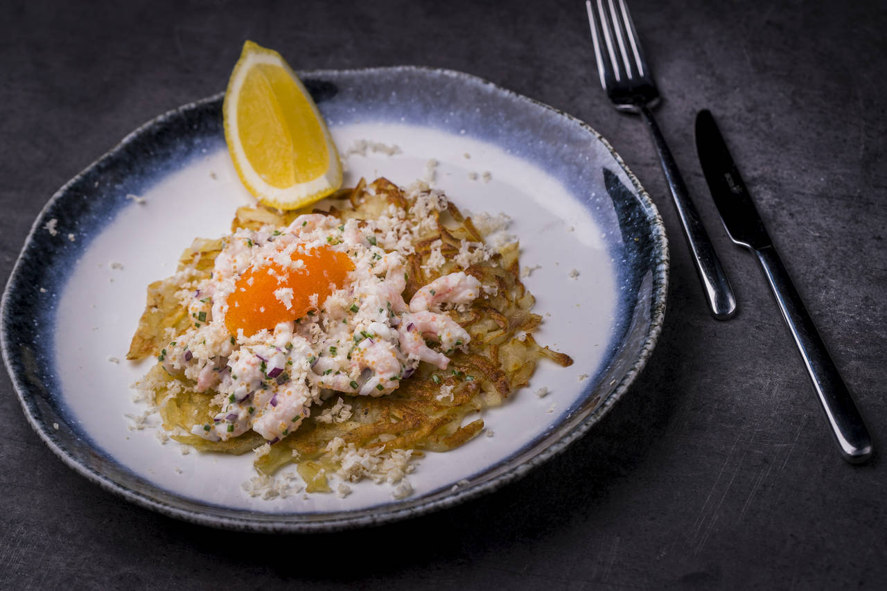 STEKT GODBIT: Den sprø potetrøstien er en herlig knasende bunn for mange typer tilbehør, her skagensalat og løyrom. FOTO: Heiko Junge / NTB scanpix /