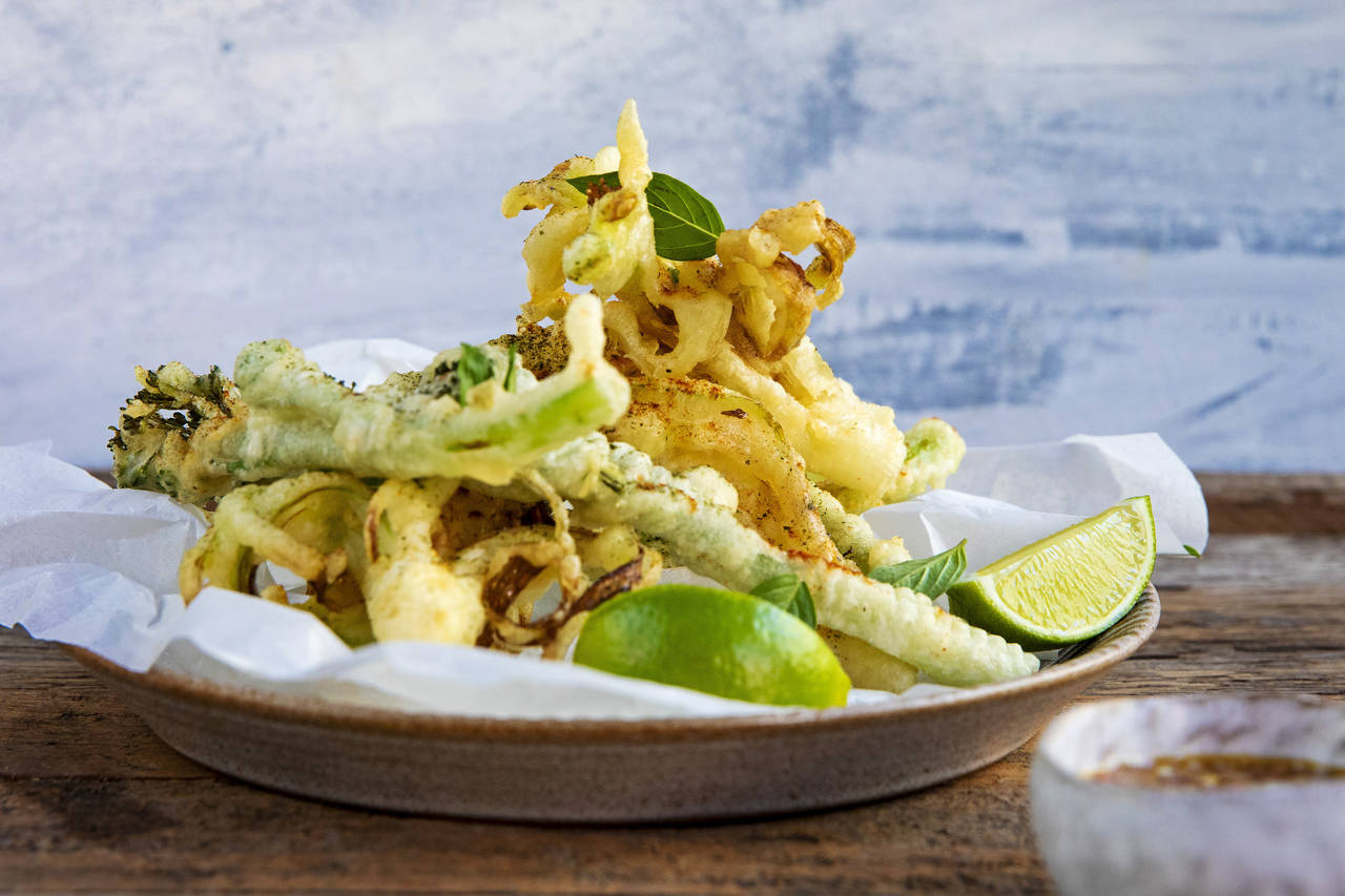 SNACKS: Fritert i tempura blir brokkoliniene uimotståelige. FOTO: Tore Meek / NTB scanpix