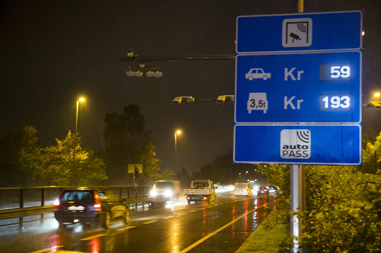 De upopulære bomstasjonene kan forsvinne til fordel for en avgift per kjørte kilometer. Foto: Heiko Junge / NTB scanpix
