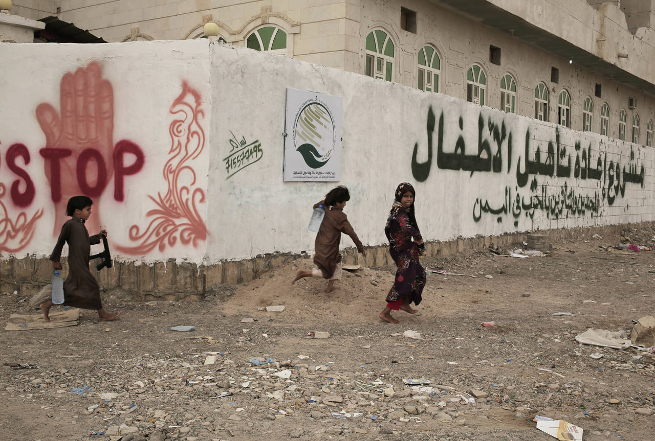  Barn leker ved et rehabiliteringssenter for tidligere barnesoldater i Maarib i Jemen. Foto: AP / Nariman El-Mofty / NTB scanpix