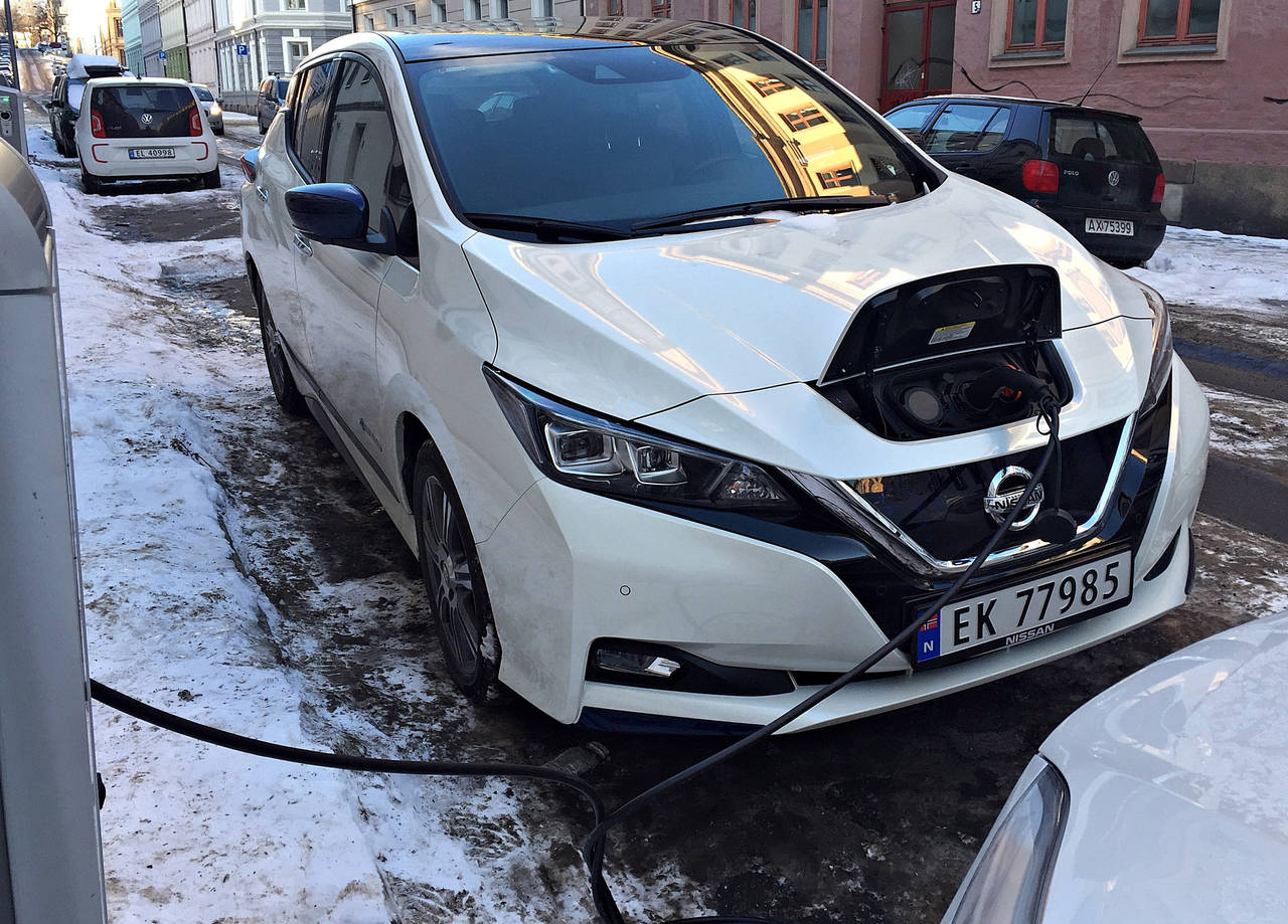 MILEPÆL: For ett og et halvt år siden rundet Nissan Leaf 30.000 biler i Norge, nå er det 50.000. FOTO: Morten Abrahamsen / NTB /