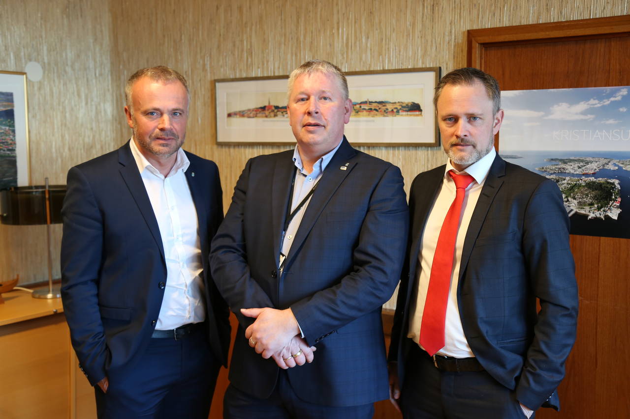 Ordfører Kjell Neergaard (t.v.), leder i olje- og energiutvalget Torbjørn Sagen og kommunedirektør Arne Ingebrigtsen ble orientert av ledelsen i Shell i dag. Foto: Tore Lyngvær / Kristiansund kommune