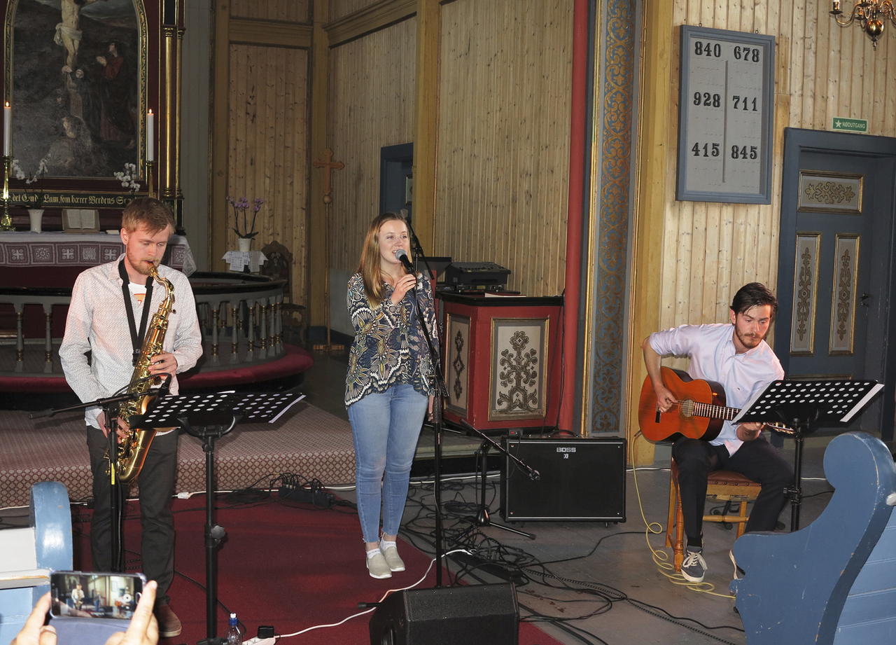 Fredrik Olav Arntsen Haga, Jenny Marie Raanes Kristiansen og Frederick André Baade skapte sommerstemning i Kvernes kirke med mye vakker musikk. (Foto: Terje Holm)