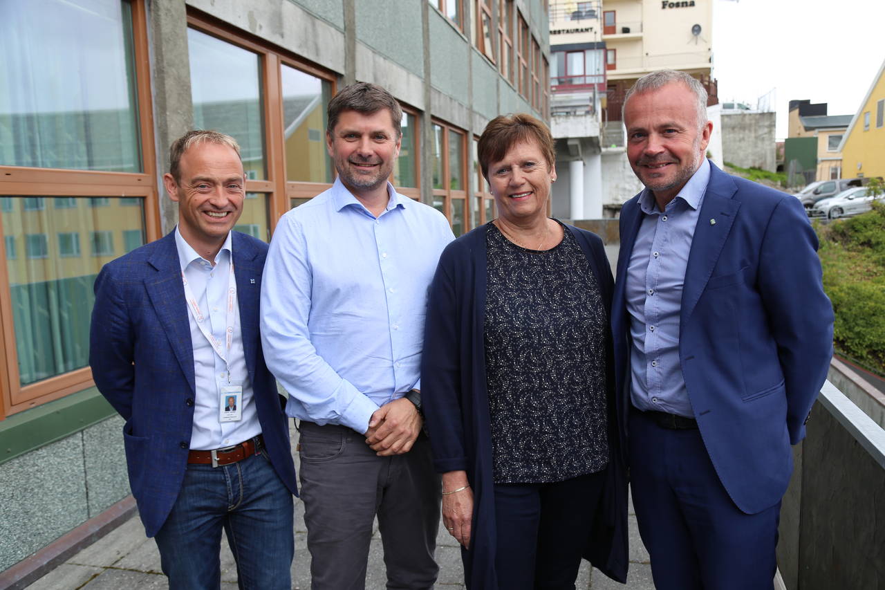 GODT FORNØYD: Administrerende direktør i Helse Møre og Romsdal, Espen Remme. Orkidéleder Roger Osen, prosjektleder Ann Iren Kjønnøy og ordfører i Kristiansund, Kjell Neergaard. Foto: Tore Lyngvær / Kristiansund kommune