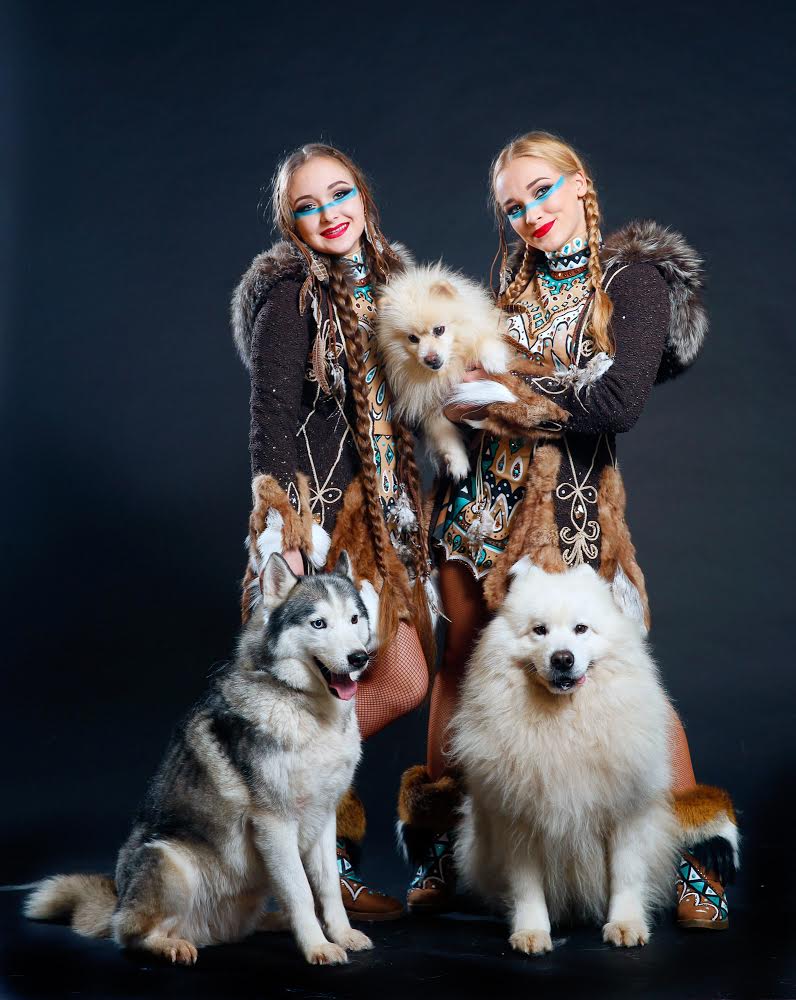 HUSKY & SAMOJED: Sledehunder i stor fart presenteres av Jennifer og Kelly Saabel. Foto: Peter Wieler