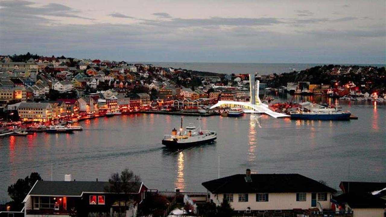 Arkitekt Ole Wiig i NarudStokkeWiig laget mange flotte illustrasjonen av klippfiskhotell på Devoldholmen – dette sett fra Innlandet.