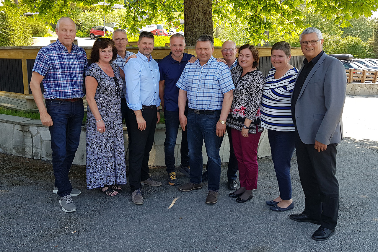 Ordførere med støtteerklæring til demokratiet i Gjemnes. Foto: Ellen Engdahl / ORKidé – Nordmøre Regionråd