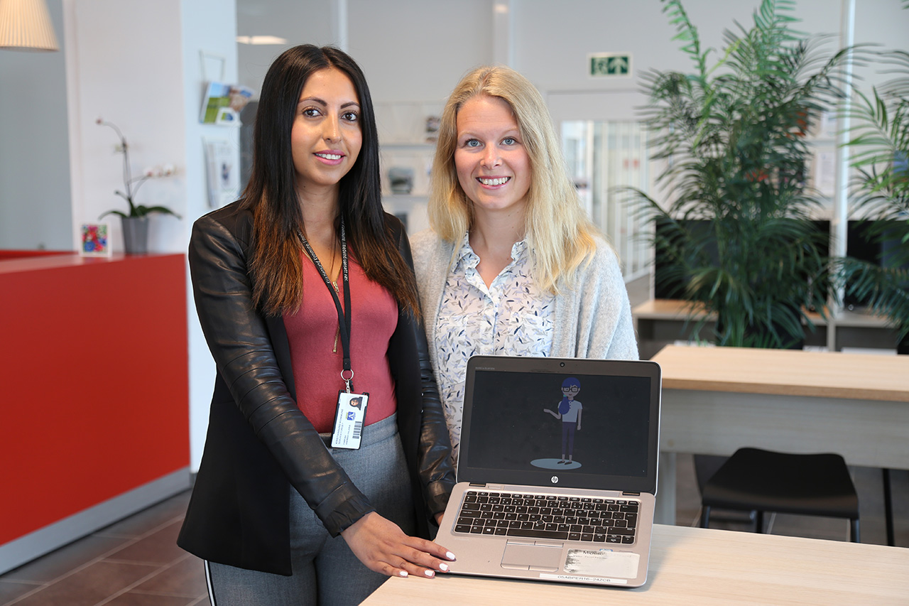 Servicetorg-medarbeider Andrea Valeria Steigedal og digitaliseringsrådgiver Hege Kristin Hovde gleder seg til å lansere prateroboten Kari i morgen. Foto: Tore Lyngvær / Kristiansund kommune