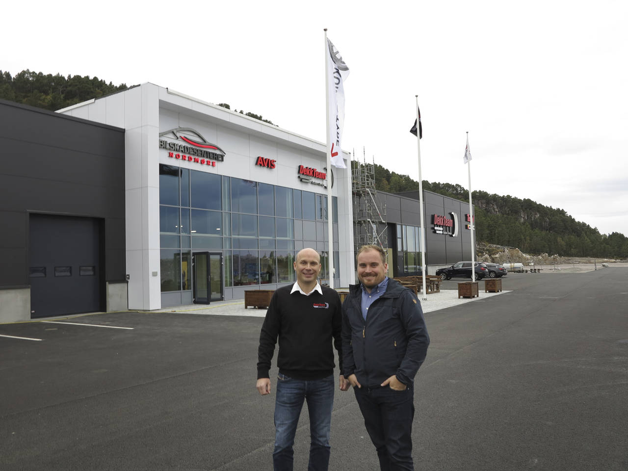 Ronny Liabø, daglig leder i DekkTeam og Idar Slatlem, konsernsjef i Slatlem Gruppen, gleder seg over å kunne ta  bruk det nye bilanlegget i Pilotveien. (Foto: Terje Holm)