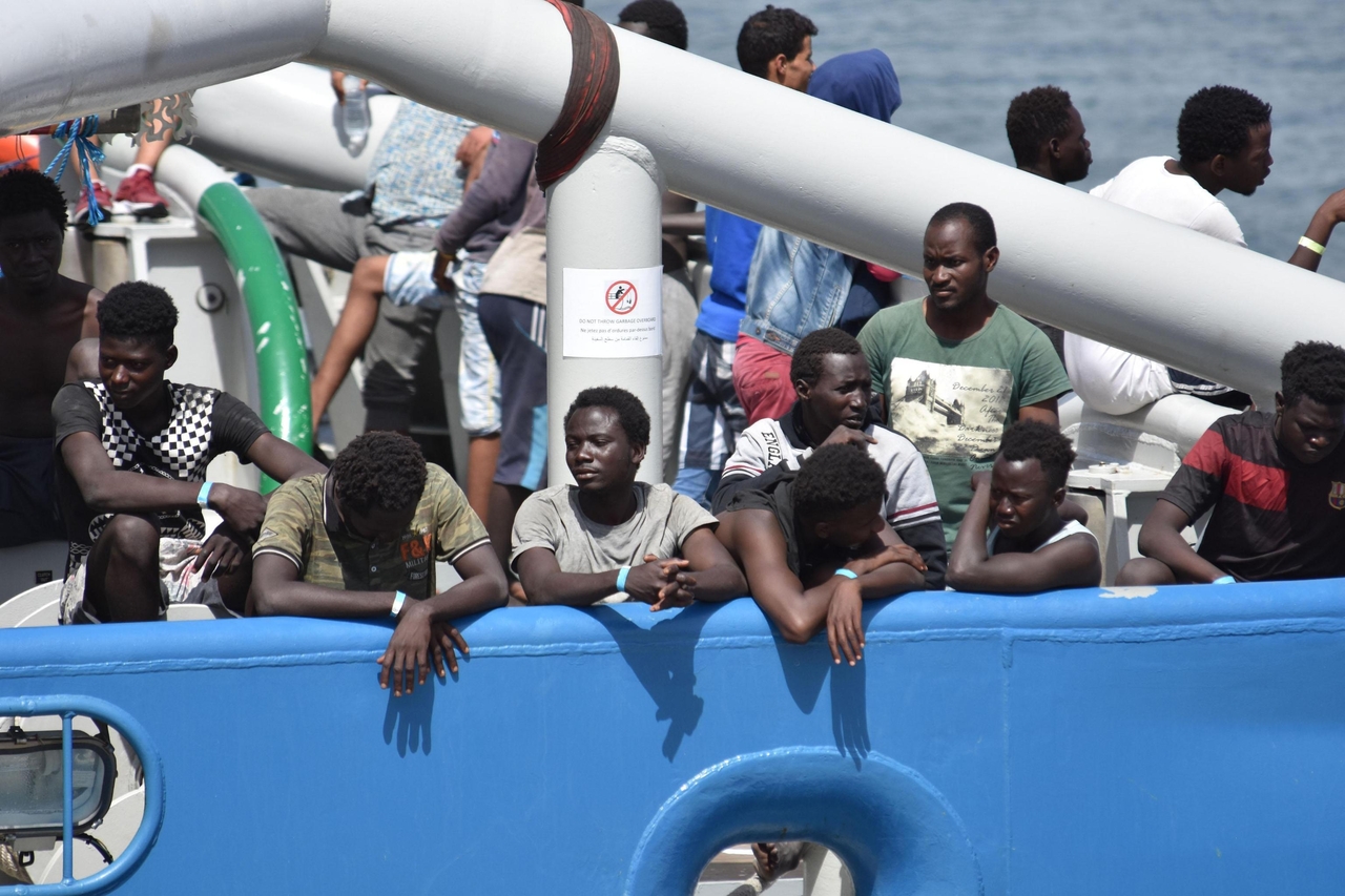 Migranter venter på å settes i land i den italienske byen Catania etter å ha blitt plukket opp fra sjøen av det svenske fartøyet Bkv 002. 650 personer ble reddet i live, mens ni mennesker ble funnet døde. Foto: Orietta Scardino / ANSA via AP / NTB scanpix