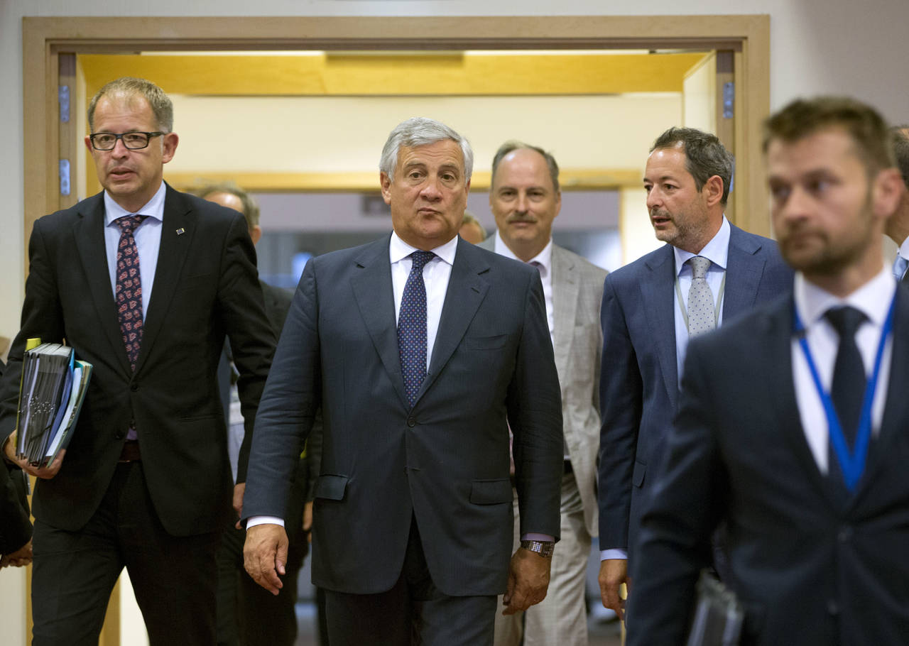 EU-parlamentets president Antonio Tajani på vei inn til en konferanse i EU-parlamentet i Brussel torsdag forrige uke. Foto: Virginia Mayo / AP / NTB scanpix