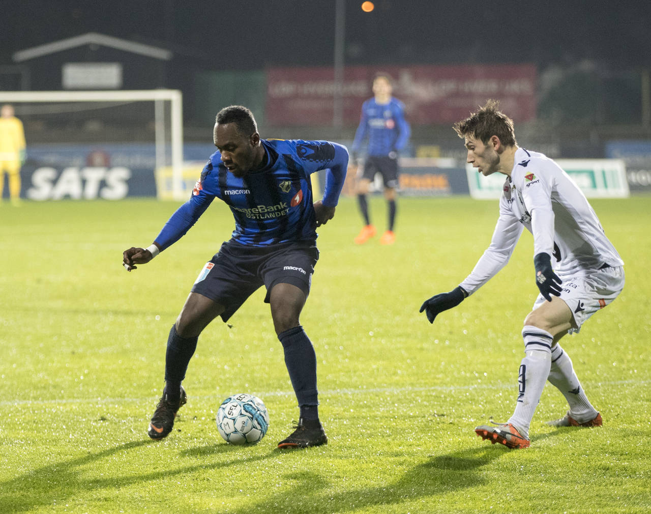 Stabæks Franck Boli under eliteseriekampen mellom Stabæk-Kristiansund på Nadderud stadion. Erlend Sivertsen t.h. Foto: Terje Pedersen / NTB scanpix