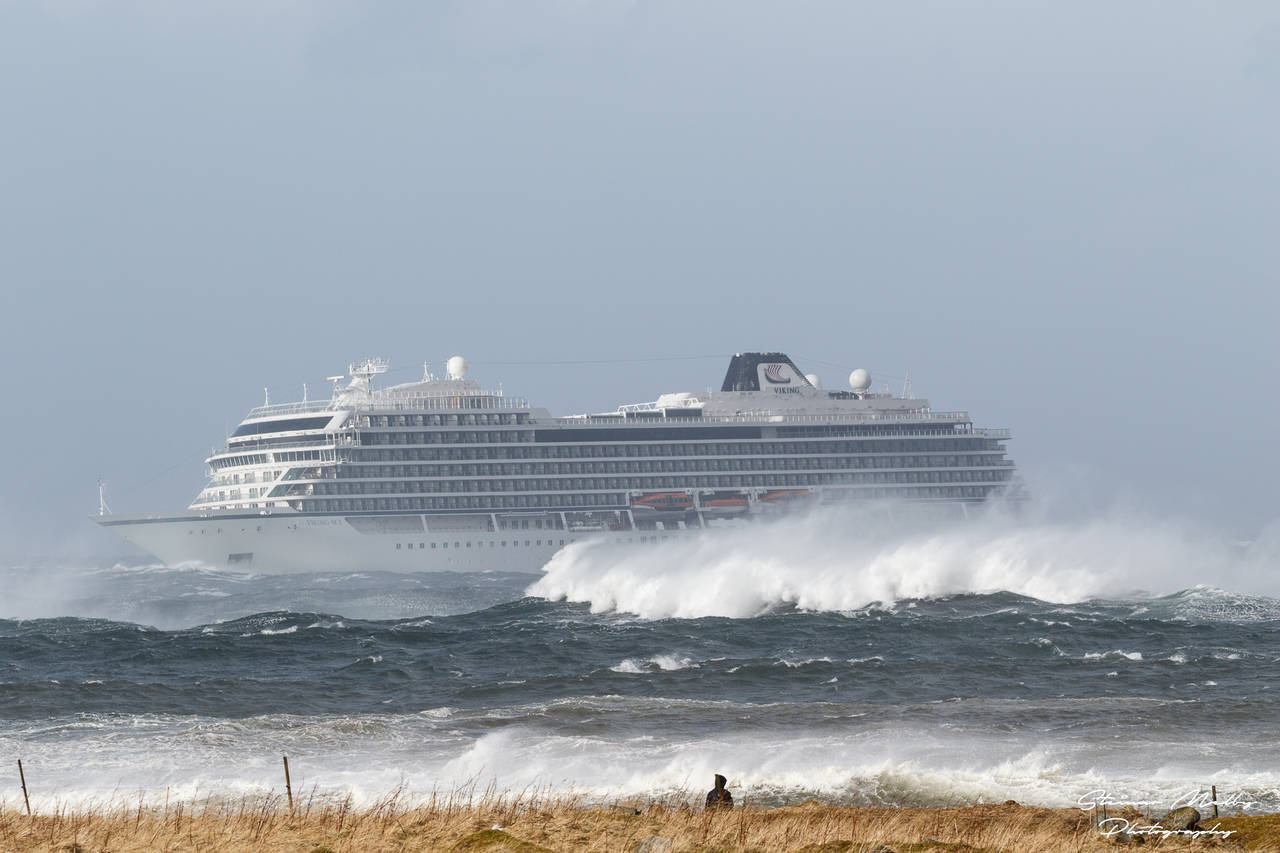 Viking Sky faretruende nær brenningene utenfor Male i Fræna, og minutter unna mulig grunnstøting og forlis. Foto: Steinar Melby / KSU.NO