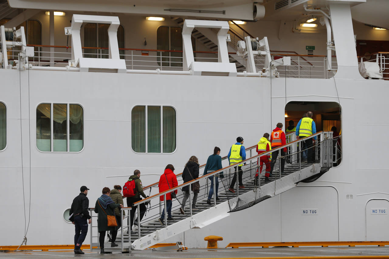 Cruiseskipet Viking Sky ankommer Molde etter problemene som oppsto over Hustadvika i Møre og Romsdal lørdag. Foto: Svein Ove Ekornesvåg / NTB scanpix
