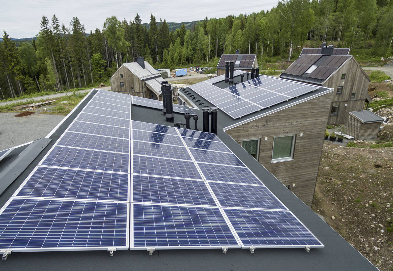 Den solrike sommeren har gitt installeringsboom for solcellepaneler i Norge. Her fra Økolandsbyen i Hurdal , der husene nesten utelukkende er bygget i trevirke og naturmaterialer og har solcellepaneler på taket for å være mest mulig selvforsynt med strøm. Illustrasjonsfoto: Tore Meek / NTB scanpix