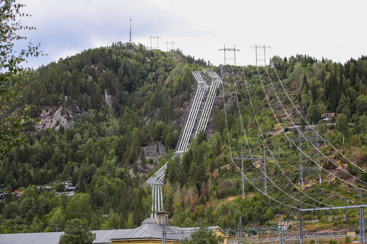 Mer vann i magasinene gir billigere strøm til forbrukerne. De siste ukene er prisene nesten halvert. På bildet ser vi Nore I, et kraftverk som utnytter fallet mellom Tunhovdfjorden og Uvdalselva i Buskerud. Foto: Lise Åserud / NTB scanpix