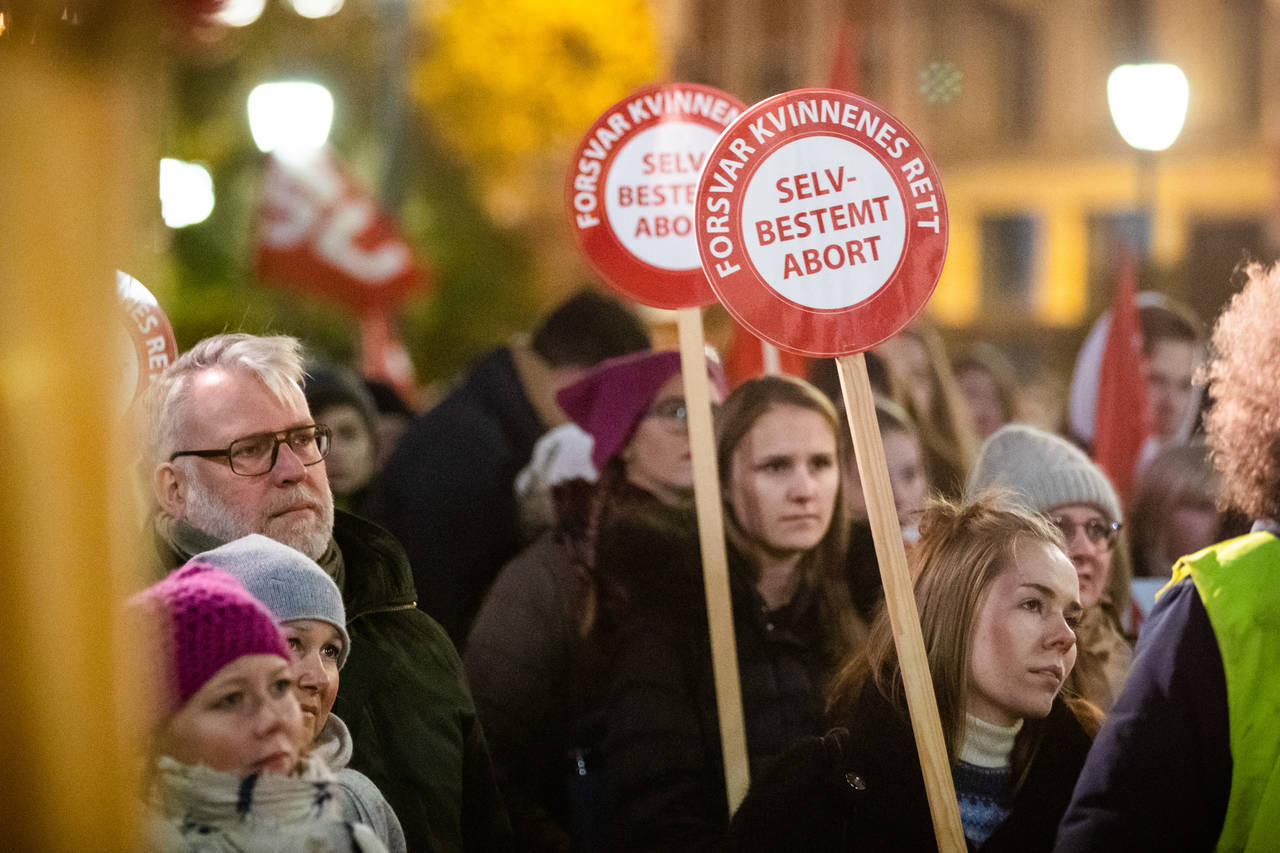 Lørdag er det ventet at 10.000 mennesker vil gå i demonstrasjon mot Erna Solbergs abortflørt med KrF, og eventuelle endringer i abortloven. Foto: Audun Braastad / NTB scanpix