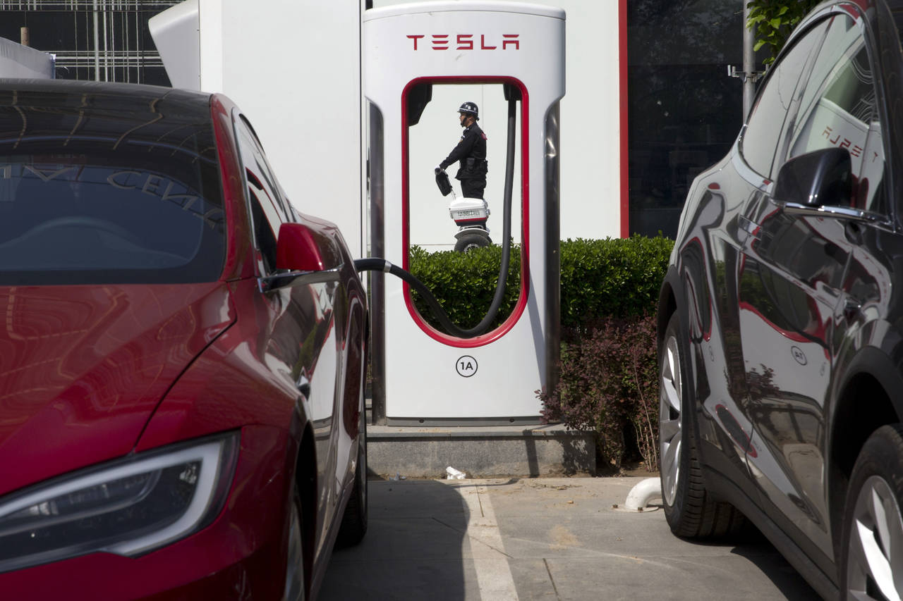 Tesla og andre elbilprodusenter må dele informasjon om bilenes bevegelser med kinesiske myndigheter. Kritikere advarer mot enda mer overvåking. Arkivfoto: AP / NTB scanpix