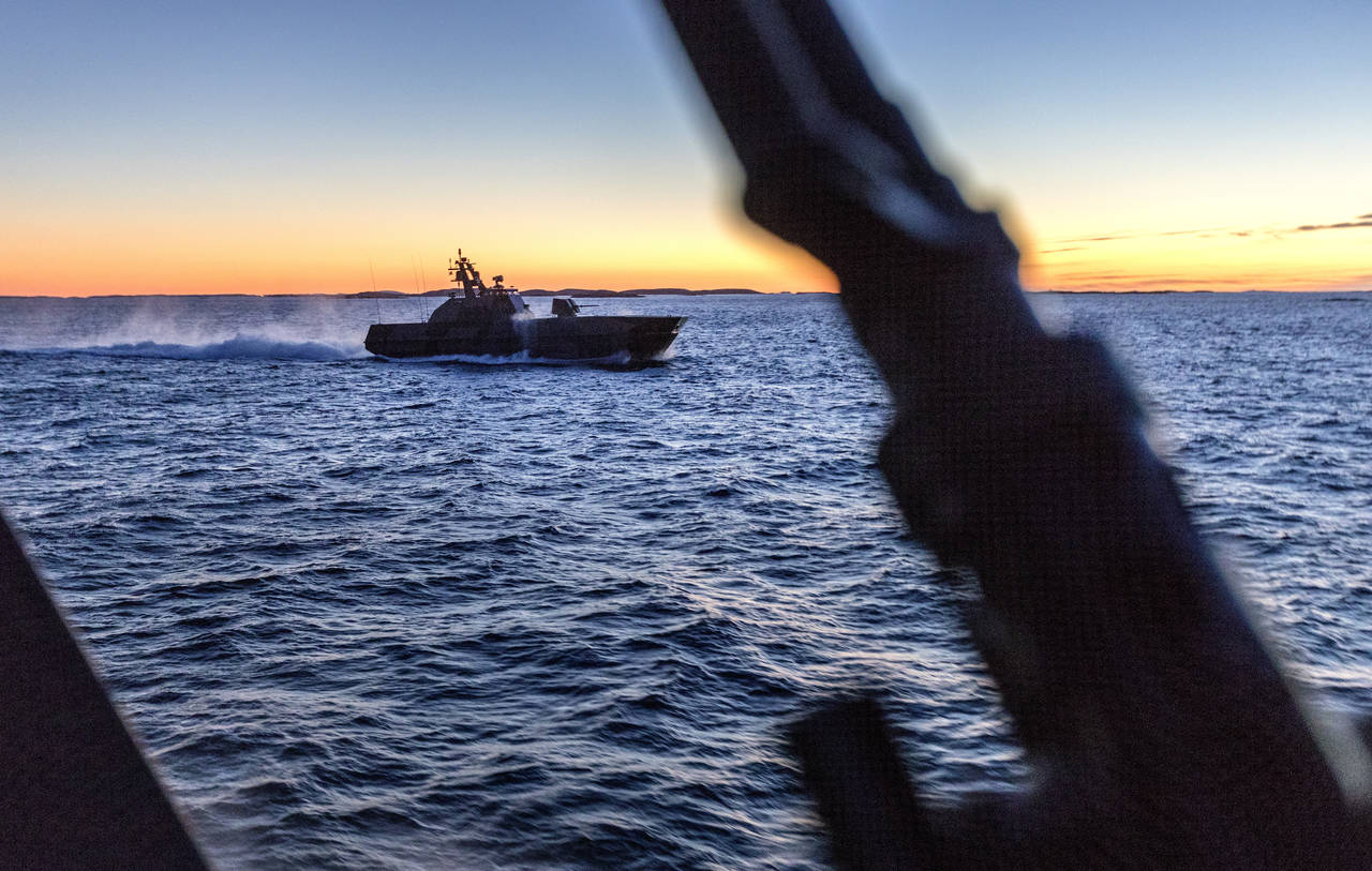 KNM Storm forbi korvetten KNM Steil utenfor Trøndelagskysten under NATO øvelsen Trident Juncture 2018. Foto: Gorm Kallestad / NTB scanpix