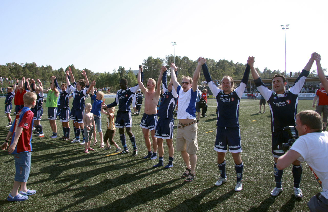 Vi har slått dem før. Jublende Kristiansund-spillere etter seier over Rosenborg i cupen lørdag 7.juni 2008. Foto: Hans Ohrstrand / SCANPIX