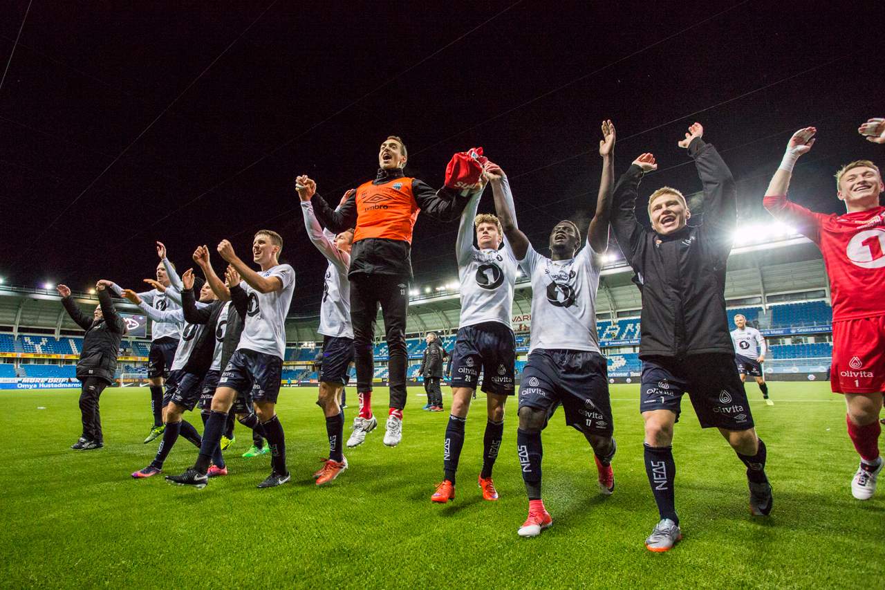 Kristiansundspillerne jubler etter eliteseriekampen i fotball mellom Molde og Kristiansund på Aker Stadion. Foto: Svein Ove Ekornesvåg / NTB scanpix