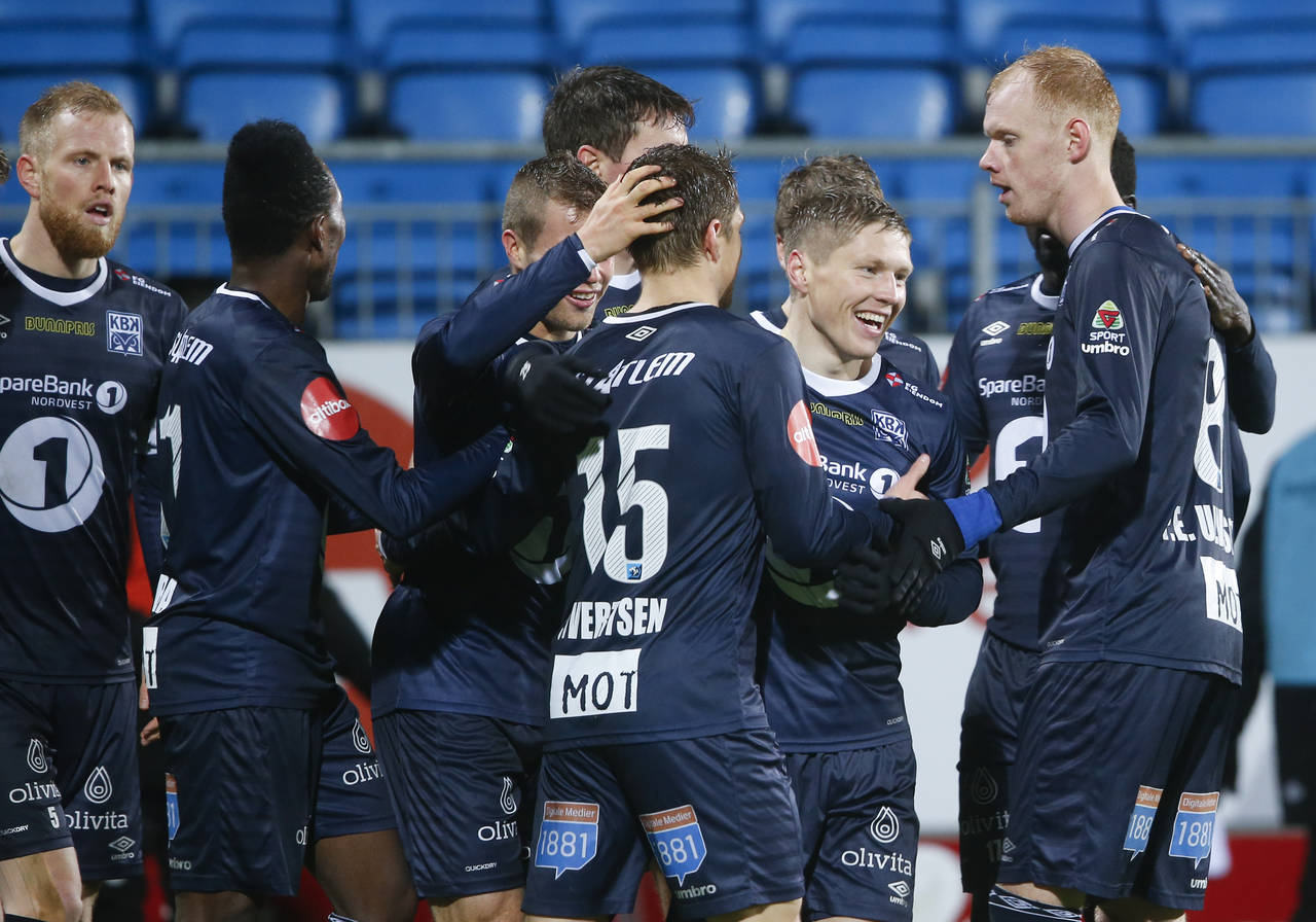 Målscorer Torgil Gjertsen gratuleres etter 2-2 målet i eliteseriekampen i fotball mellom FK Haugesund og Kristiansund på Haugesund stadion. Foto: Jan Kåre Ness / NTB scanpix