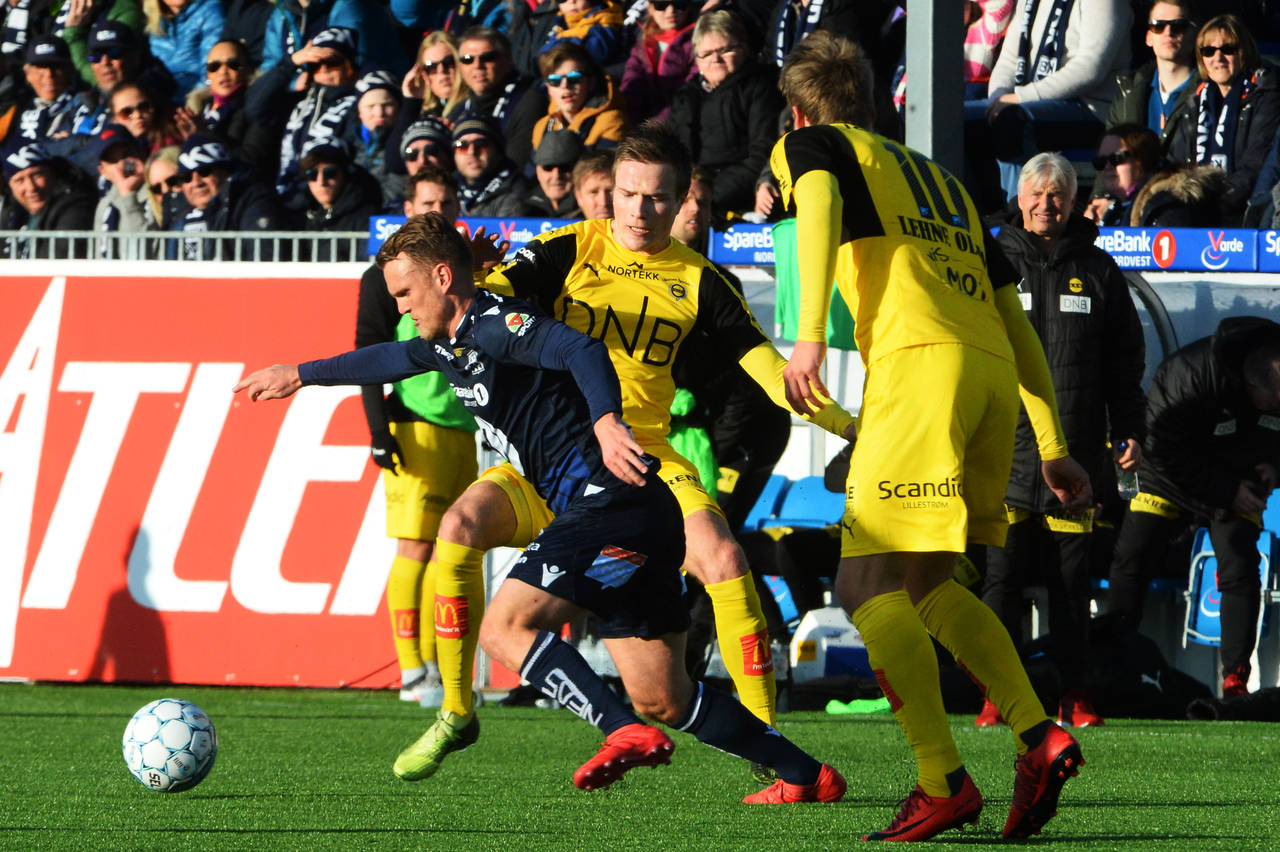 Stian Aasmundsen drar seg forbi to Lillestrømspillere. Per Erik Hoem mente Aasmundsen kanskje var den som utmerket seg mest som KBKs beste spiller i dag. Foto: Anders Tøsse / NTB scanpix