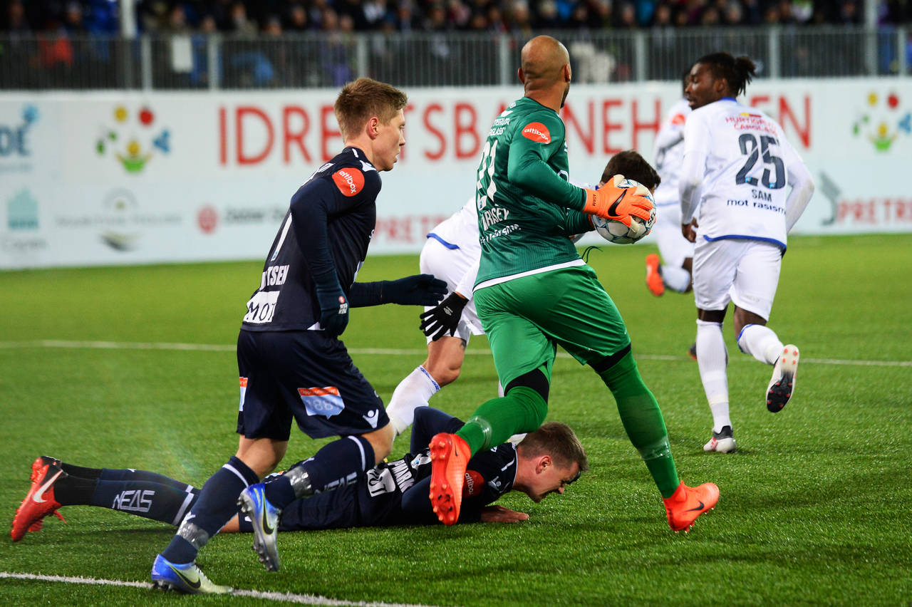 Andreas Hopmark ligger nede mens Torgil Gjertsen ikke lykkes å få tak i ballen før Vålerengas keeper Adam Larsen Kwarasey. Foto: Anders Tøsse / NTB scanpix