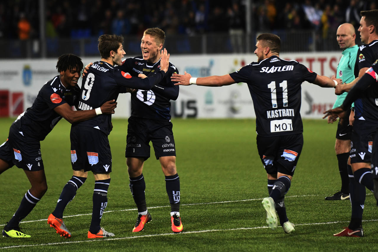 Kristiansunds Liridon Kalludra jubler med laget etter 2-1 under eliteseriekampen mellom Kristiansund og Haugesund på Kristiansund stadion. Foto: Anders Tøsse / NTB scanpix