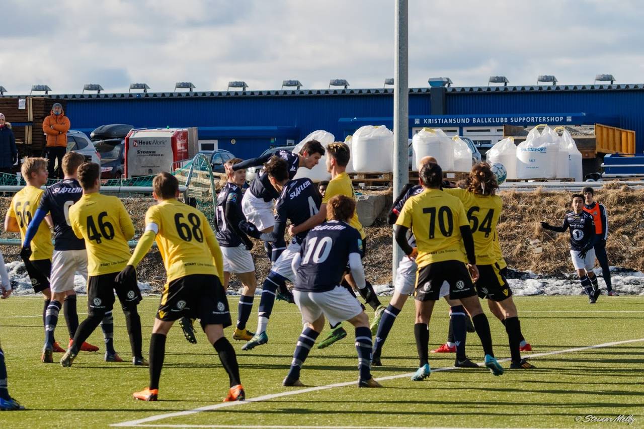 Arnstein Aasbø stanger inn 1-0 til KBK med et perfekt hodestøt. Foto: Steinar Melby / KSU.NO