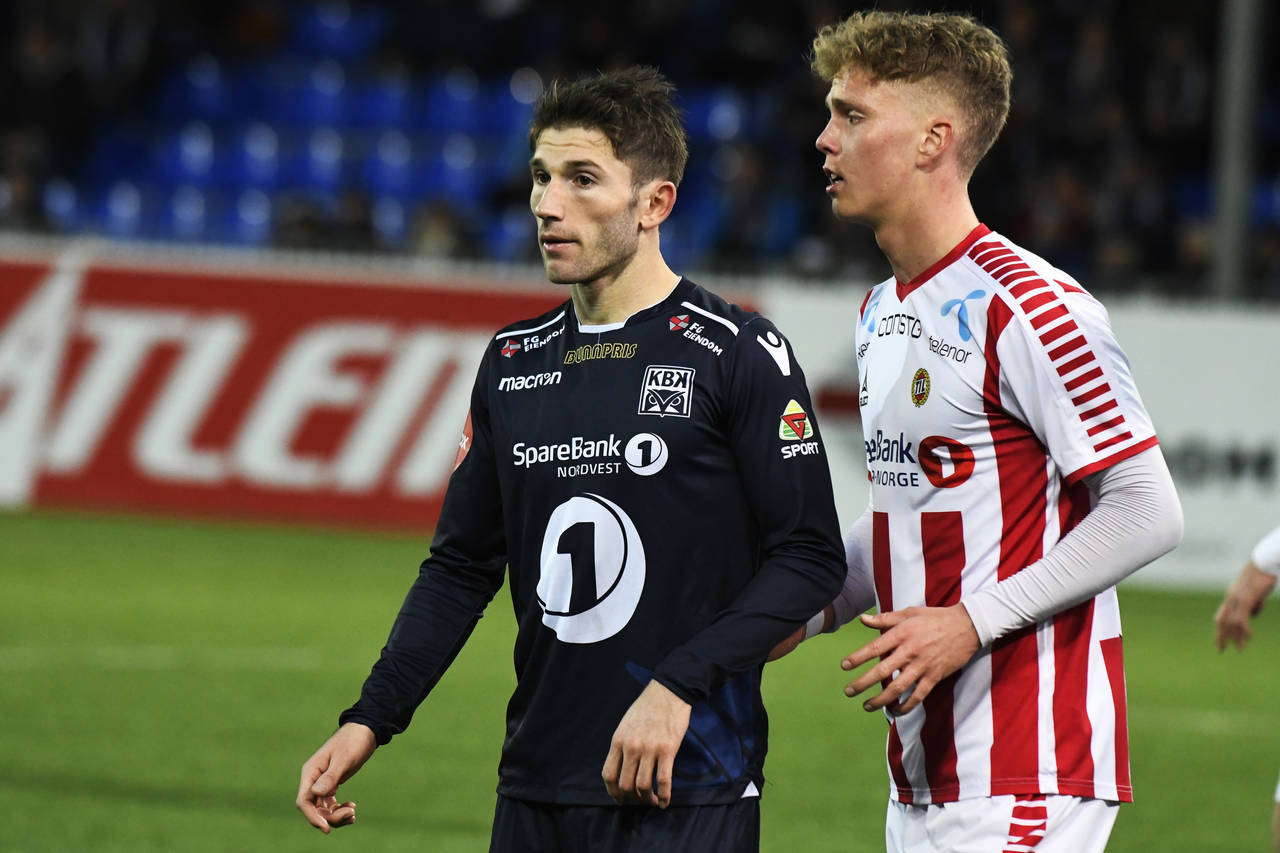 Kristiansunds Liridon Kalludra sto for to av målene da Kristiansund slo Tromsø med 5-1 i Eliteserien søndag. TIL-spiller Onni Valakari til høyre. Foto: Anders Tøsse / NTB scanpix