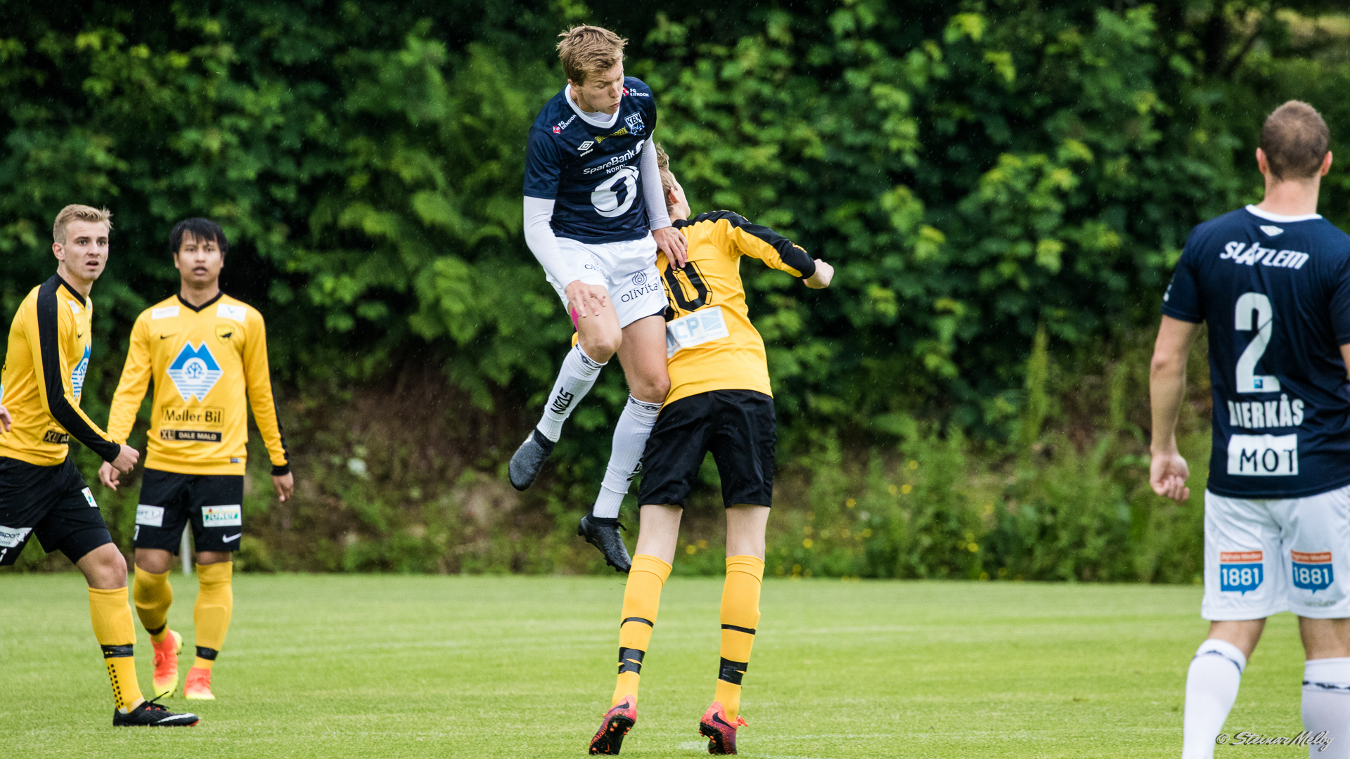 Jesper Isaksen rager nesten ett par hoder høyere enn Tomrefjordens spiller i denne duellen. Om ikke KBK var to hoder høyere generelt i kampen, var det ihvertfall en fortjent seier. Foto: Steinar Melby / KSU.NO