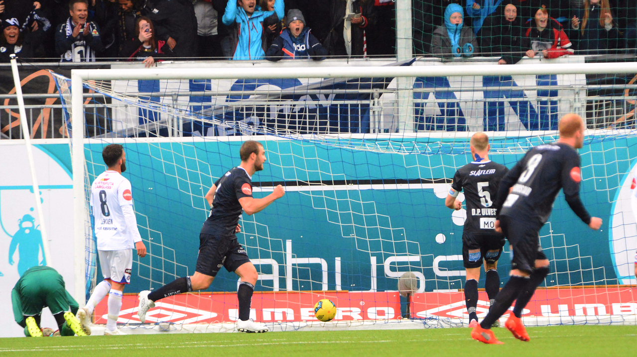 Her jubler Kristiansunds Christoffer Aasbak etter å ha satt ballen i mål mens keeper Marcus Sandberg fortviler. Foto: Anders Tøsse / NTB scanpix