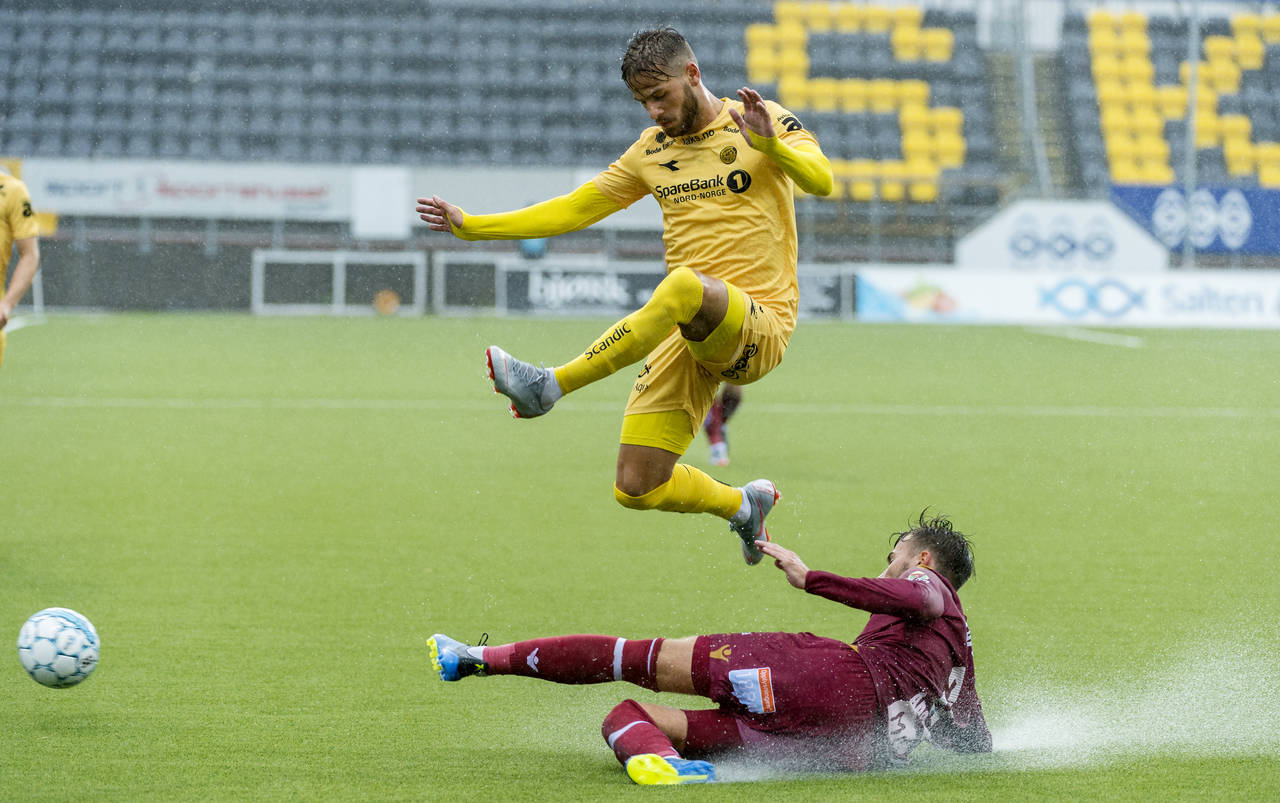 Philip Zinckernagel flyr over Christoffer Aasbak under eliteseriekampen på Aspmyra stadion i Bodø. Foto: Ned Alley / NTB scanpix