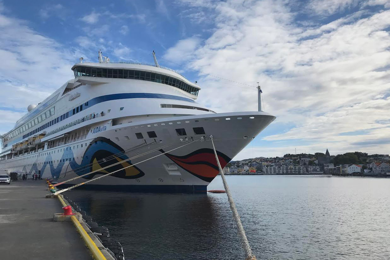 AIDAvita ved forrige besøk i Kristiansund. AIDA-skipene kjennetegnes av de røde leppene og de vennlige øynene. Foto: Kristiansund og Nordmøre Havn