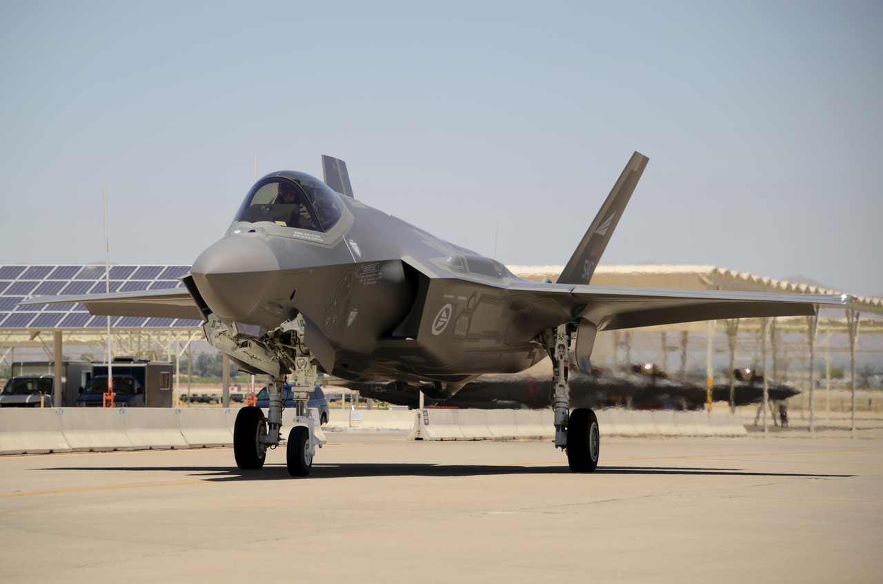 Torsdag kveld landet det sjuende F-35-flyet på Luke Air Force base. Det skal brukes til trening av norske mannskaper i USA. Foto: US Air Force / NTB scanpix