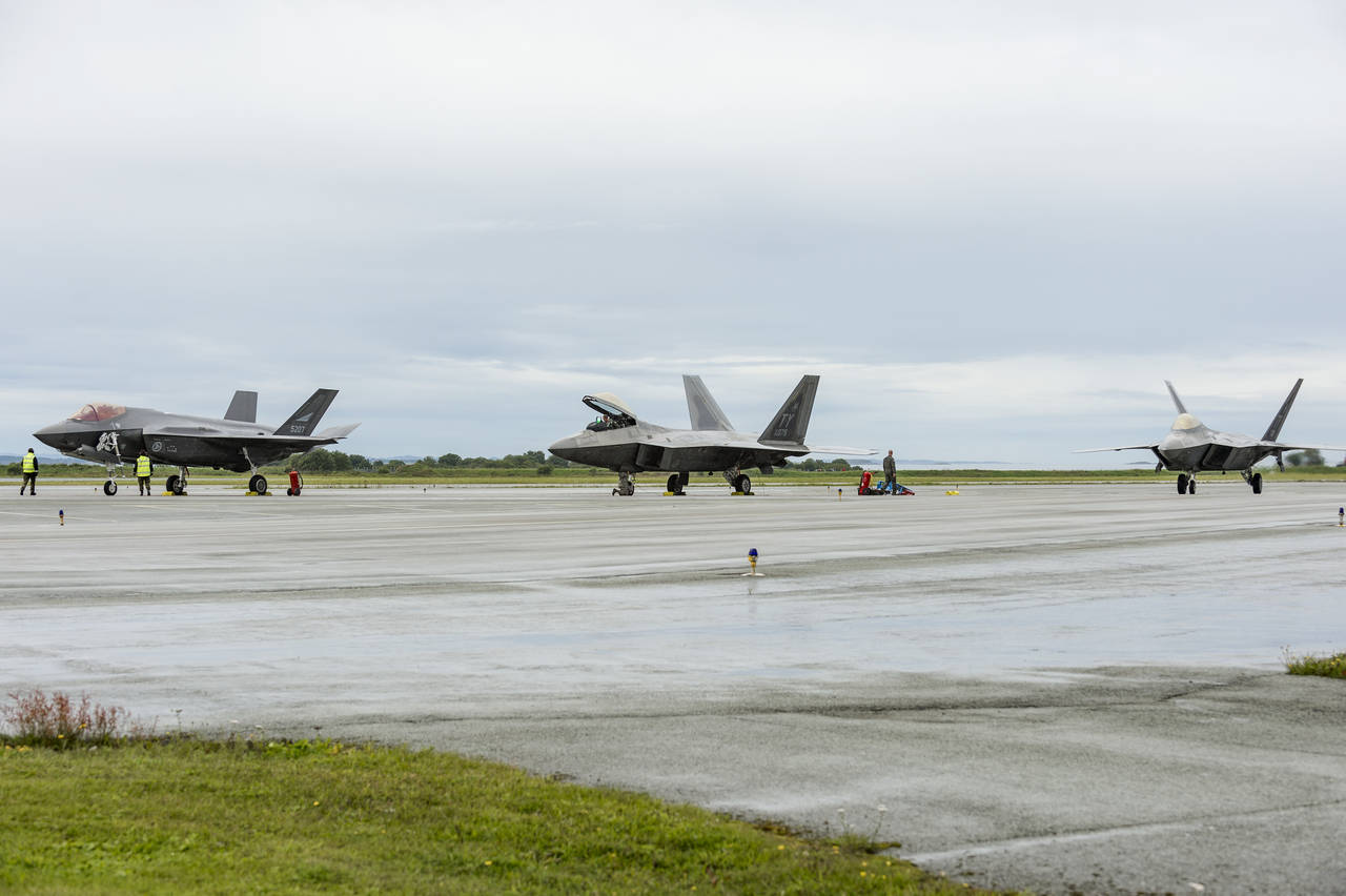 Femtegenerasjonskampflyene, F35 og F22 har hatt fellestrening for første gang i norge. Side om side, Norsk F35(tv) og to Amerikanske F22 Raptor. Foto: Ned Alley / NTB scanpix