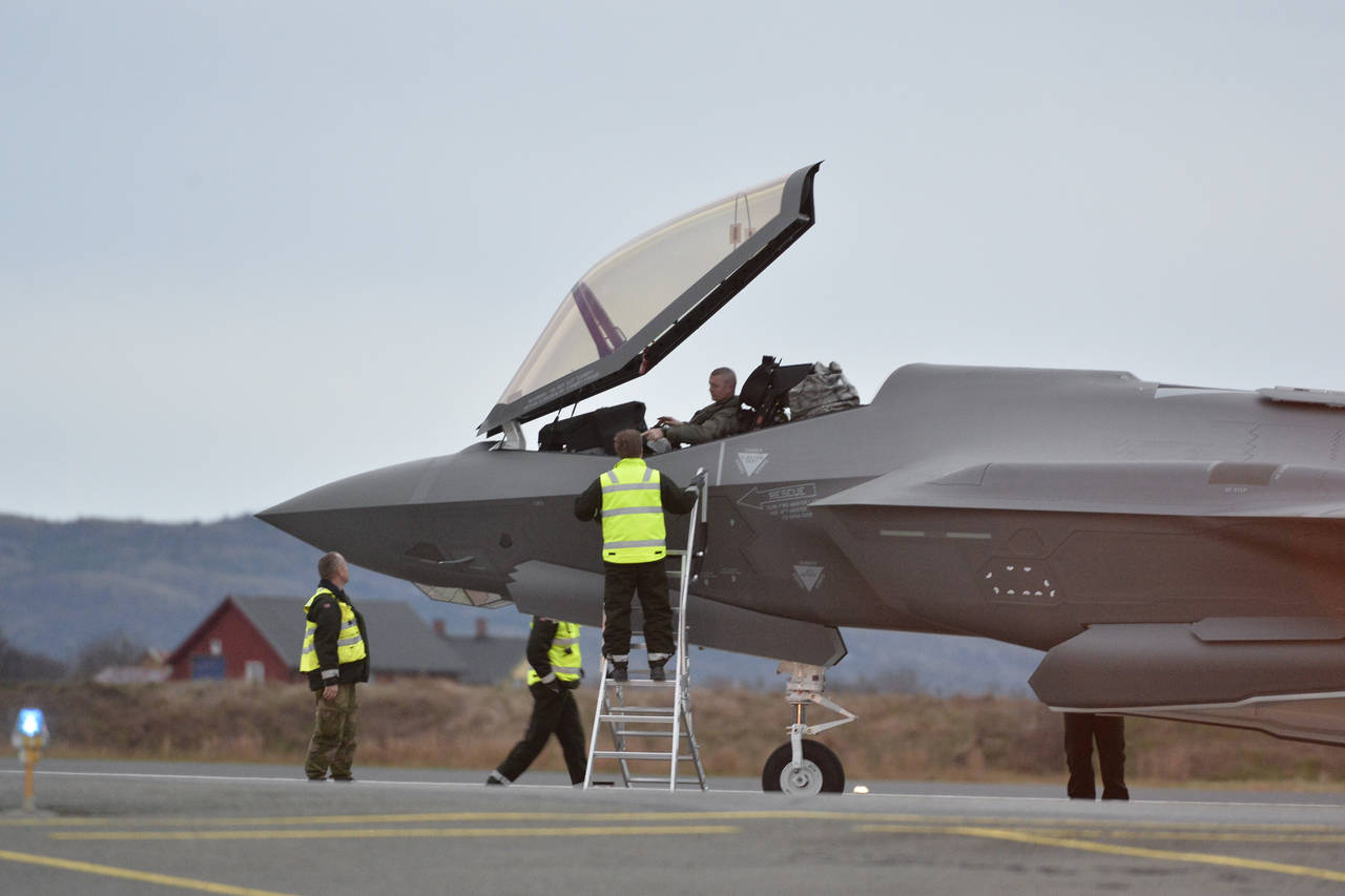 De tre første av i alt 52 norske F-35-flyene lander på Ørland hovedflystasjon. Foto: Ned Alley / NTB scanpix
