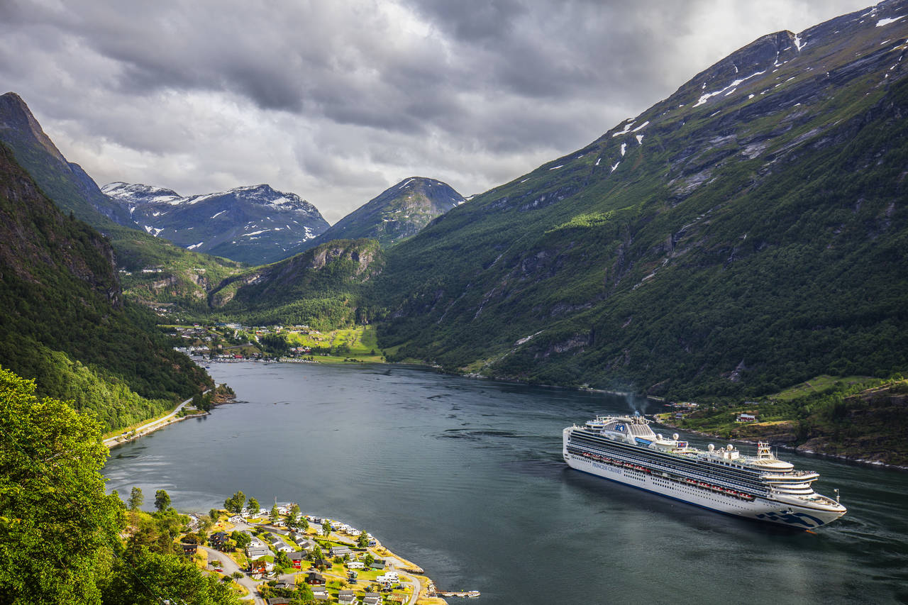 Cruiseskipet Sapphire Princess på vei ut Geirangerfjorden i Møre og Romsdal. Fra 1. mars må slike skip følge nye utslippsregler i denne fjorden. Foto: Halvard Alvik / NTB scanpix