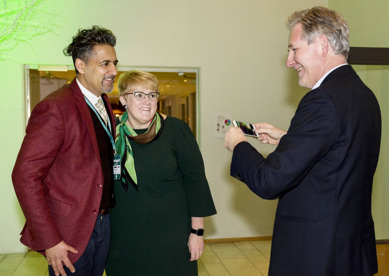 Gemyttlig stemning under Venstres landsmøte. Abid Raja sier Trine Skei Grande også er hans partileder. Foto: Ned Alley / NTB scanpix