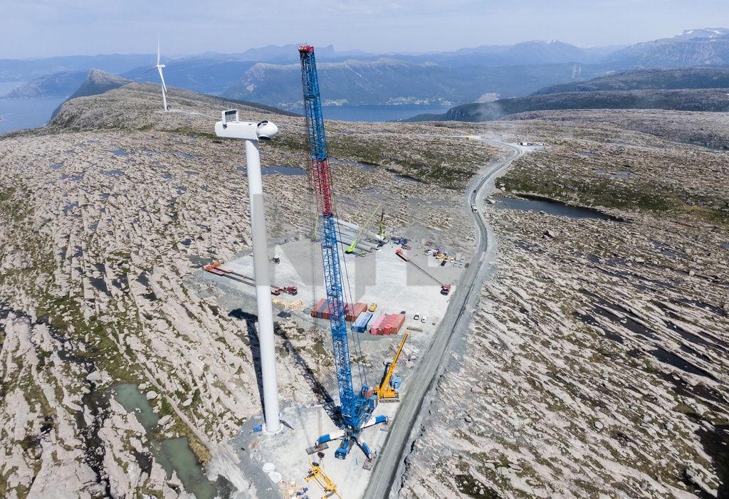 – Industriaksjonen er, som folk flest, opptatt av at industrien skal spille på lag med både natur, klima, folk og dyr. I dette hensynet bør ikke representanter for industriarbeidere gå vindkraftlobbyens ærend i å promotere unødvendige naturødeleggelser. Illustrasjon av kraner som gjør klart til løft av vingene til nok en vindmølle på Guleslettene vindpark like ved Florø. Foto: Tore Meek / NTB