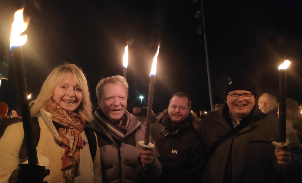 Arbeiderpartimedlemmer i fakkeltog. Fra venstre: Tove-Lise Torve, Trygve Holm, Jan Thore Martinsen og Per Vidar Kjølmoen.