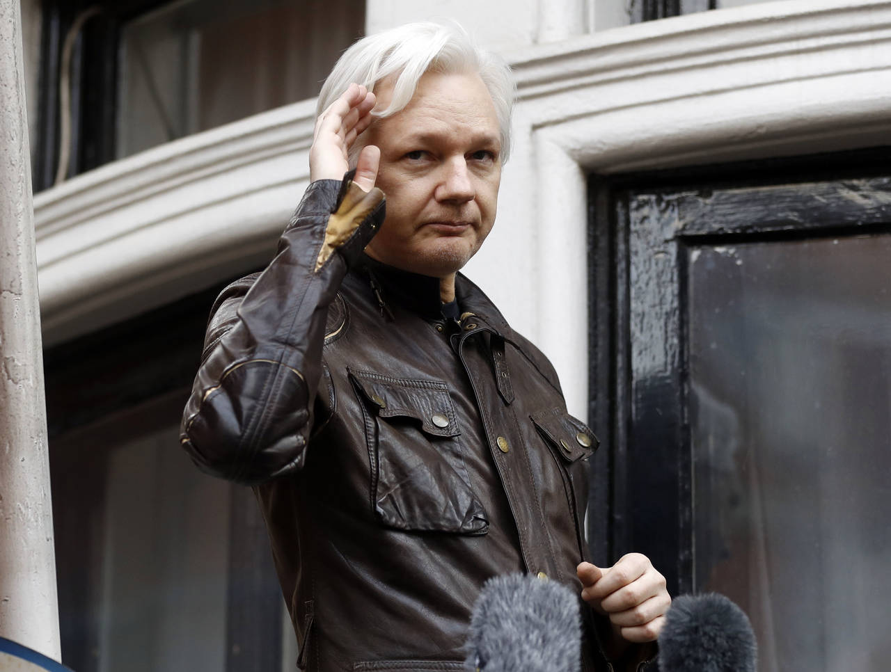 WikiLeaks grunnlegger Julian Assange fotografert på en balkong utenfor Ecuadors ambassade i London i mai i fjor. Foto: Frank Augstein / AP / NTB scanpix