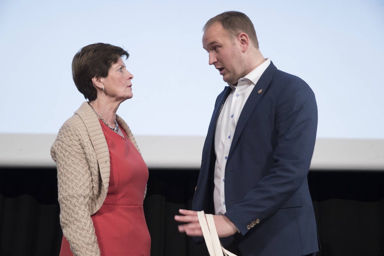 Ann Merete Furuberg (t.v.), leder i Norsk Bonde- og Småbrukarlag, havnet i harde diskusjoner med landbruksminister Jon Georg Dale (Frp) under lørdagens landsmøte i bondeorganisasjonen. Foto: Terje Pedersen / NTB scanpix