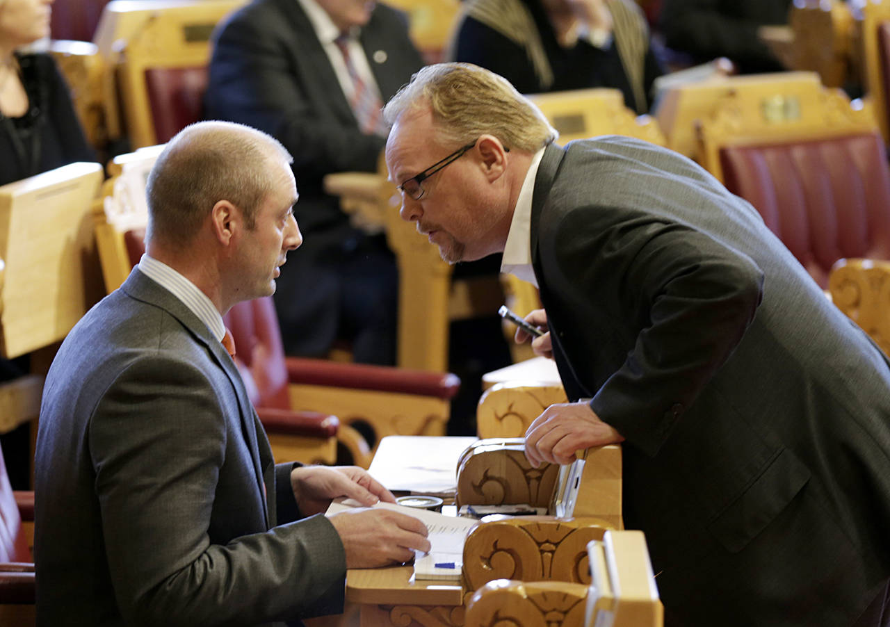 De to tidligere kampfellene Robert Eriksson og Per Sandberg fotografert på Stortinget. Nå er det markedsadgang for norsk fisk det gjelder. Foto: Vidar Ruud / NTB scanpix