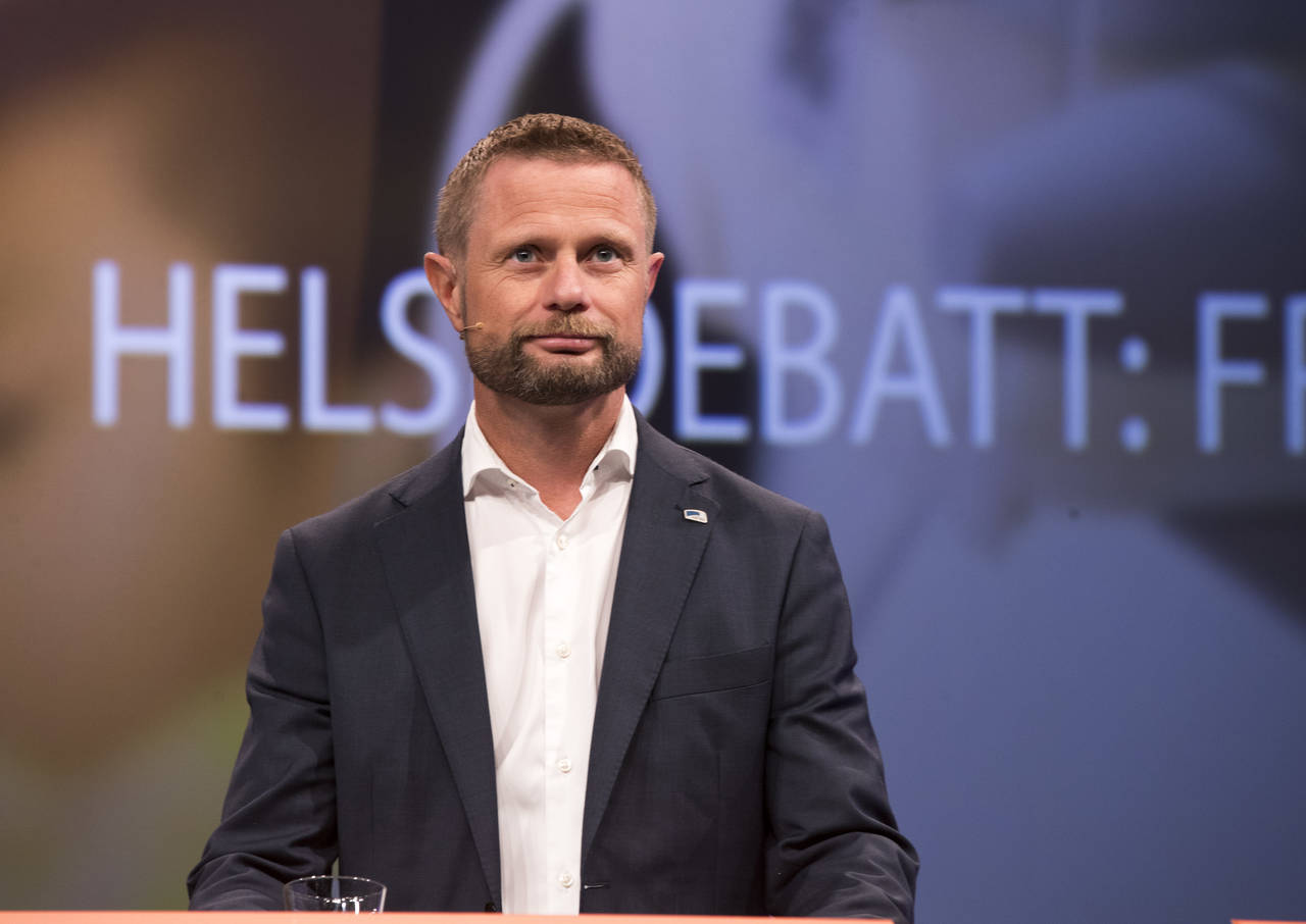 Helsesøstre skifter formelt navn til helsesykepleiere. Helseminister Bent Høie (H) håper tittelendringen fører til at flere gutter søker seg til utdanningen. Foto: Terje Pedersen / NTB scanpix