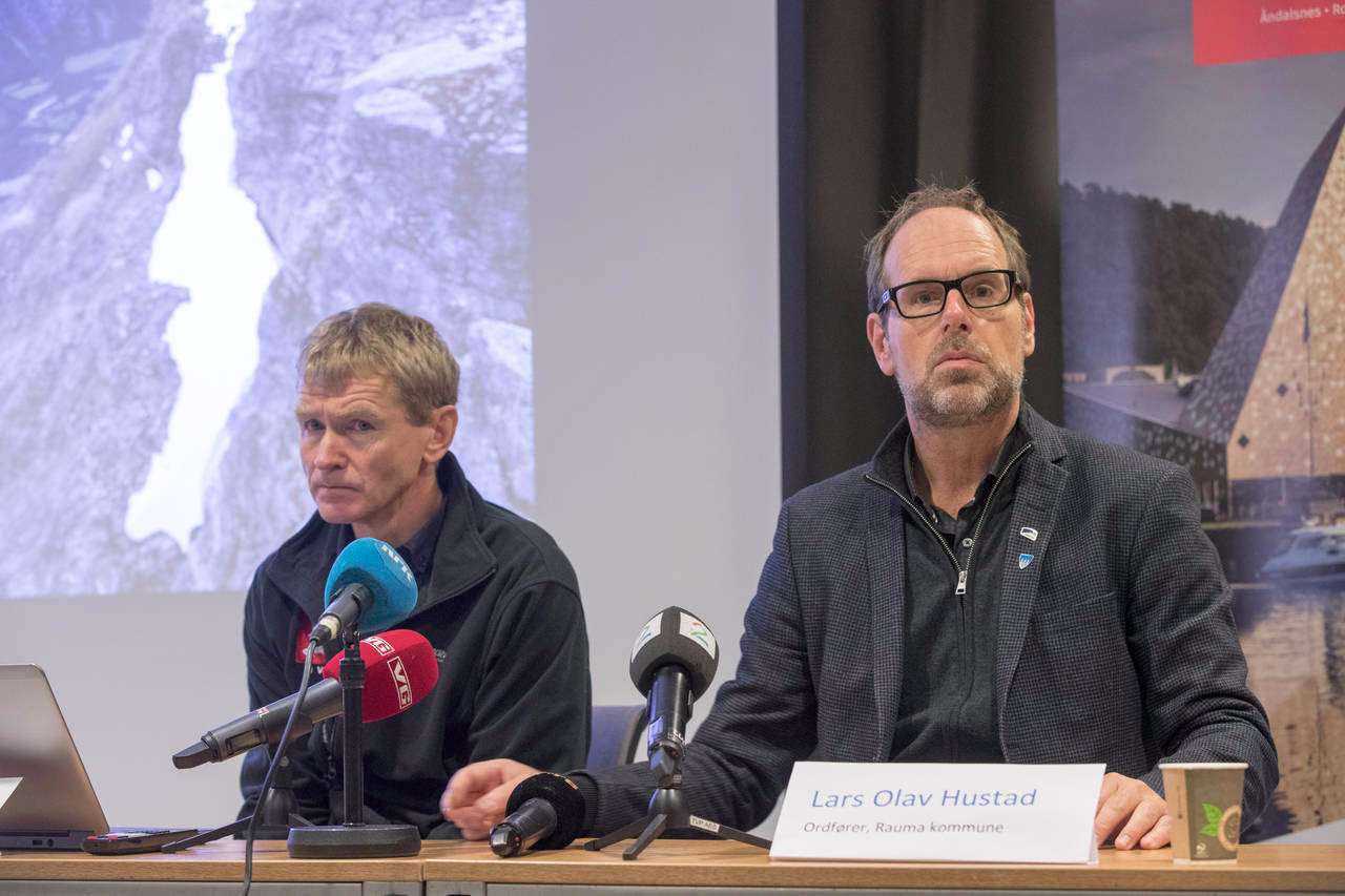 Ordfører i Rauma Lars Olav Hustad og Lars Halvard Blikra i NVE under en pressekonferanse fredag morgen. Foto: Terje Pedersen / NTB scanpix.
